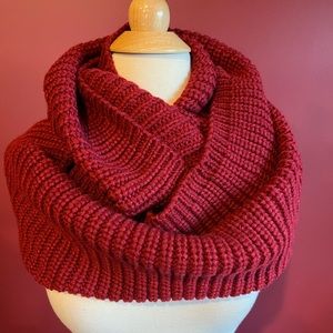 Infinity loop scarf maroon NWT
